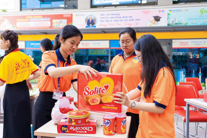 [Ảnh] Tuổi trẻ Khoa Tài chính - Thương mại gói trọn yêu thương trong những phần quà Tết 32