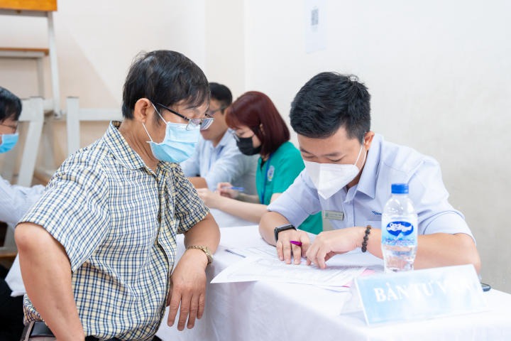 Cán bộ - Giảng viên - Nhân viên 13WIN13 lấy mẫu xét nghiệm, chuẩn bị chính thức khám 13Wim app nổ hũ mượt mà định kỳ 2023 8
