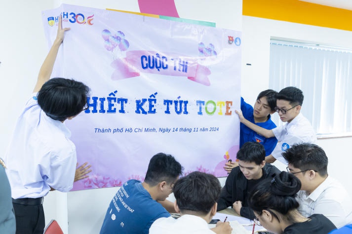 [Ảnh] Gửi gắm tình cảm chân thành đến thầy cô qua những sản phẩm handmade sáng tạo từ Tải app 13Win Khoa Tiếng Anh 10