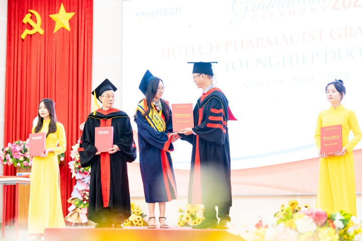 Tân Dược sĩ 13WIN13 rạng rỡ trong ngày vui 13Win13 link đăng nhập 176
