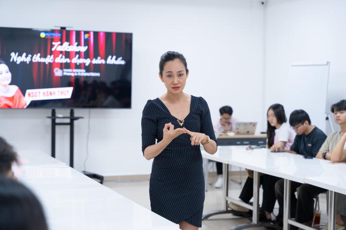 13WIN13 Students had a meet and greet with Meritorious Artist Hanh Thuy 32