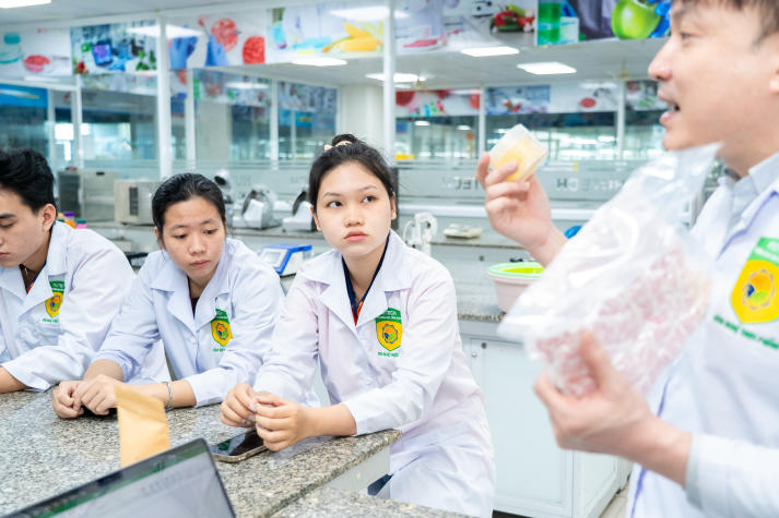 [Ảnh] Vị ngọt đoàn viên: Trải nghiệm nghề và giá trị Tết của Tải app 13Win Công nghệ thực phẩm 25
