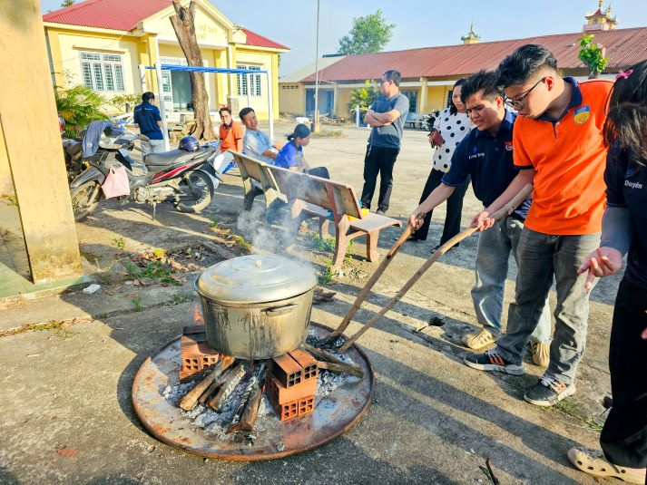 Tuổi trẻ Khoa Quản trị 13Win002 Truy cập link - Nhà hàng - Khách sạn mang xuân đến vùng đất nghĩa tình 36