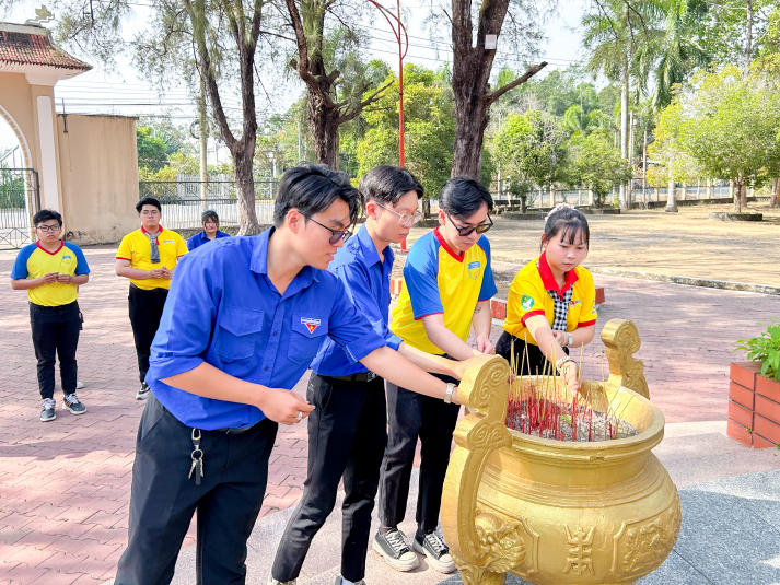 Tuổi trẻ Khoa Quản trị 13Win002 Truy cập link - Nhà hàng - Khách sạn mang xuân đến vùng đất nghĩa tình 121