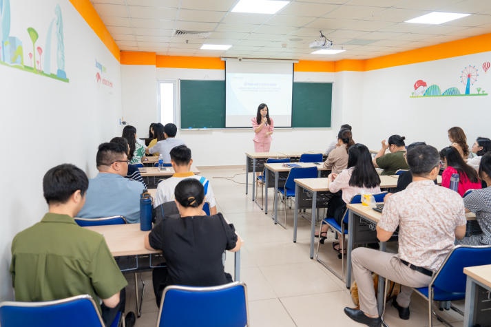 CB-GV-NV 13WIN13 nhận giấy chứng nhận hoàn thành tập huấn đánh giá CTĐT theo chuẩn FIBAA 9