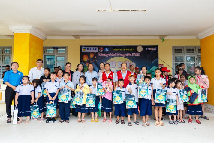 13Win 21 link không chặn Khoa Marketing - Kinh doanh quốc tế mang Trung thu yêu thương đến các em nhỏ tại xứ dừa (Bến Tre) 59