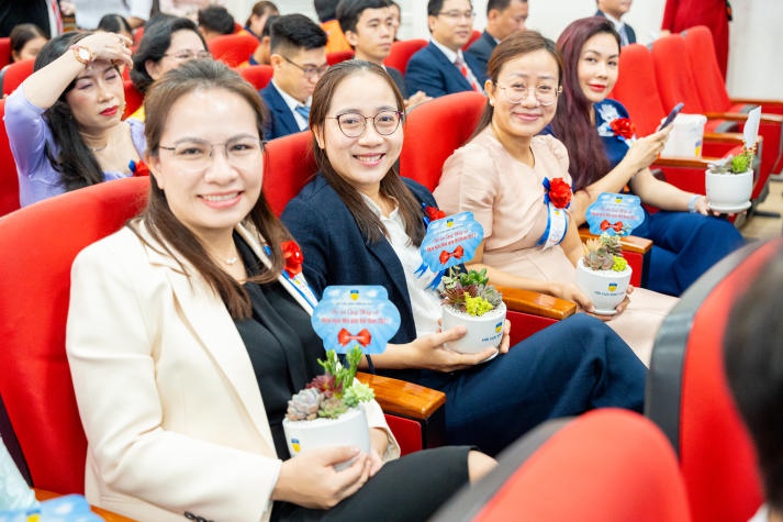 Trang Chủ Sòng Bạc 13win.com Uy Tín 13WIN13 về trường cũ tri ân thầy cô 80