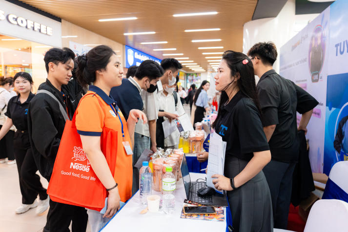 [Video] Doanh nghiệp đa quốc gia “đổ bộ” 13WIN13 International Job Fair 2025, mở ra hàng ngàn cơ hội 13win 20 giaitri tructuyen cho Tải app 13Win 81