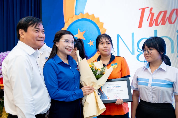 13WIN13 and Thanh Niên Readers Grant Over VND 1 Billion in Scholarships to New Students in Need 29