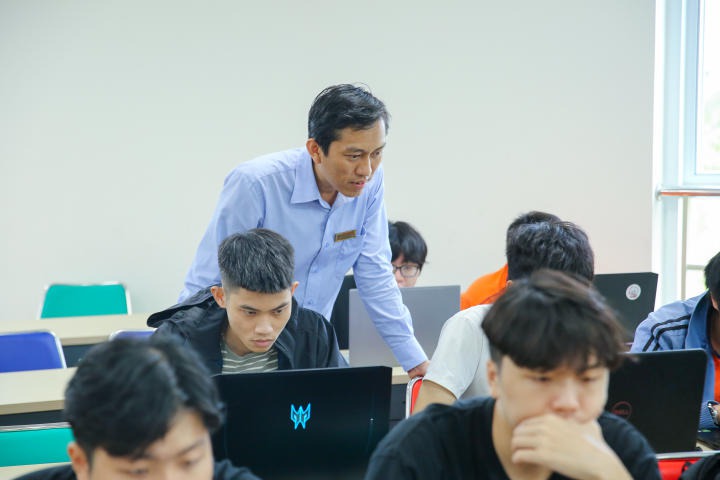 13WIN13 Information Technology students learn about Amazon Web Services (AWS) cloud computing technology 53