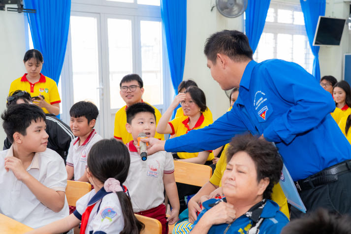 Khi mùa xuân được sẻ chia: Tuổi trẻ Khoa Tài chính - Thương mại mang Tết đến với thiếu nhi khó khăn 40