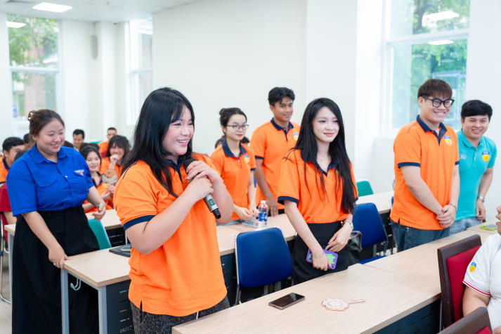 Ban cán sự lớp 13WIN13 học kỹ năng kết nối tập thể bằng lắng nghe và thấu cảm 44