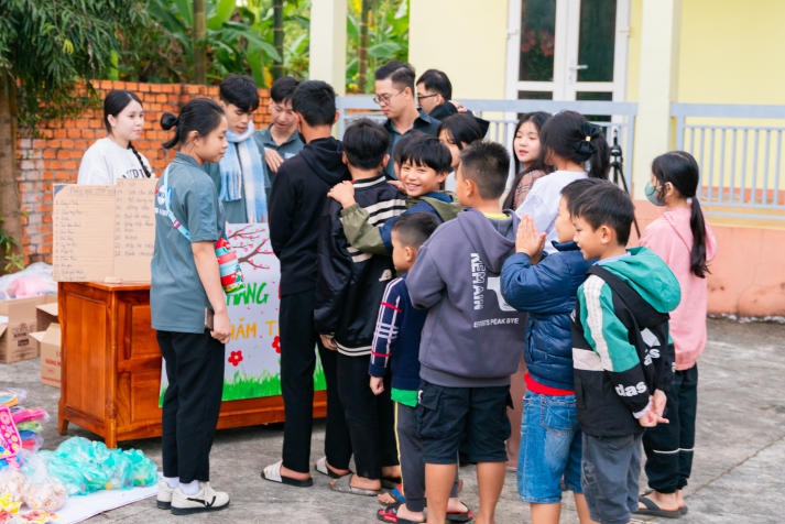 “Tết sẻ chia, Tết về nguồn” - Hành trình yêu thương và tri ân từ Tải app 13Win Marketing - Kinh doanh quốc tế 49
