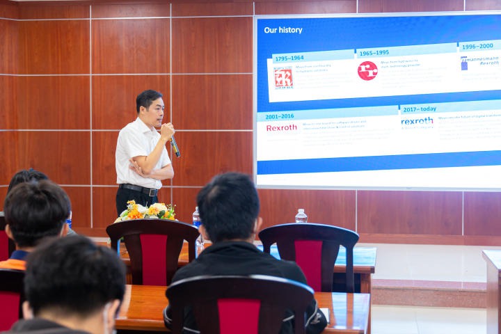 Students of the Institute of Engineering approach the CtrlX Automation solution from Bosch Rexroth 68