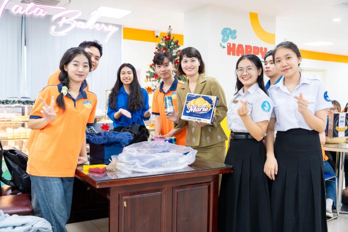 13Win 21 link không chặn Khoa Tài chính - Thương mại gói yêu thương, gửi ấm áp trong những món quà Tết ý nghĩa 37