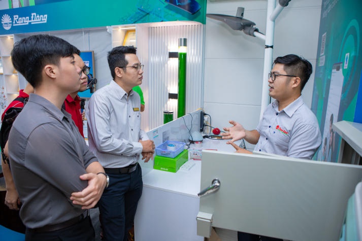 [Video] Students of 13WIN13 Institute of Engineering visited Rang Dong Light Source and Vacuum Flask JSC 16