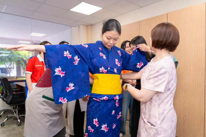 “Zoom cận cảnh” văn hóa Nhật: 13Win 21 link không chặn Khoa Nhật Bản học khám phá thế giới Kimono tại Nihonwasou 54