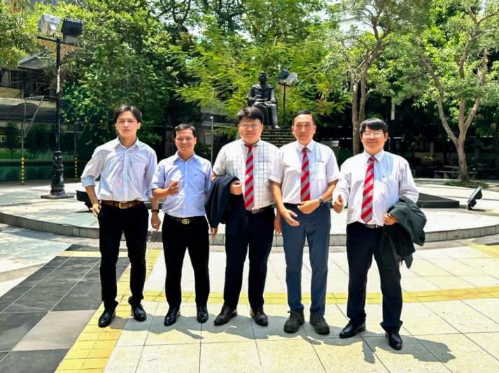 Lecturers of the Faculty of Marketing and International Business visited Thammasat University 10