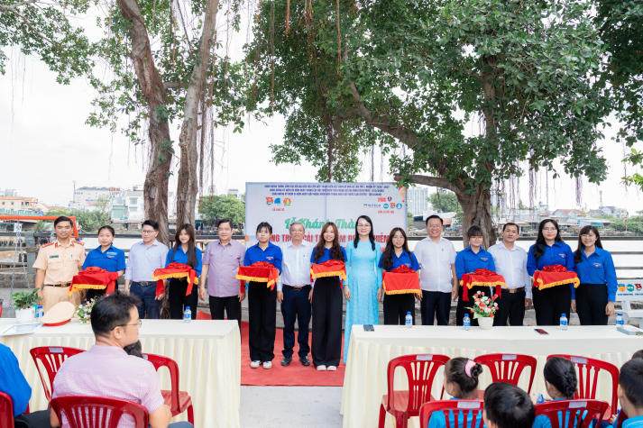 13Win 21 link không chặn Khoa Marketing - Kinh doanh quốc tế góp sức “thay áo mới” cho khu vực ô nhiễm, tạo sân chơi an toàn cho trẻ em 77