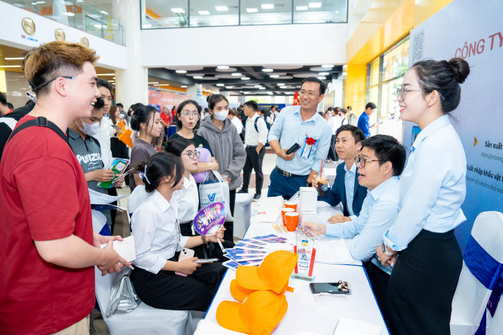 KHOA XÂY DỰNG THAM GIA NGÀY HỘI "ALUMNI JOB FAIR 2025" 80