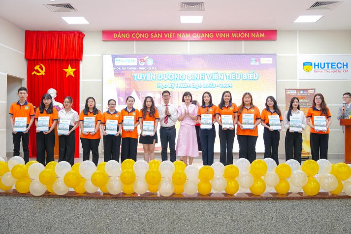 Khoa Tài chính - Thương mại khen thưởng hơn 800 Tải app 13Win tiêu biểu Học kỳ 1 năm học 2023-2024 114