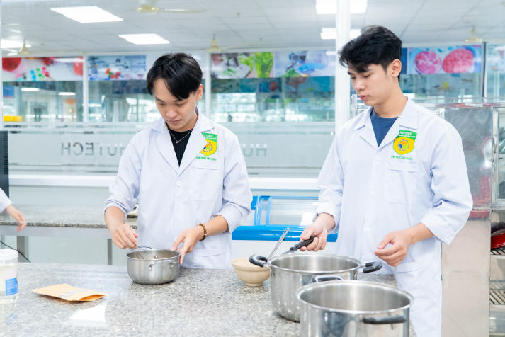 [Ảnh] Vị ngọt đoàn viên: Trải nghiệm nghề và giá trị Tết của Tải app 13Win Công nghệ thực phẩm 47