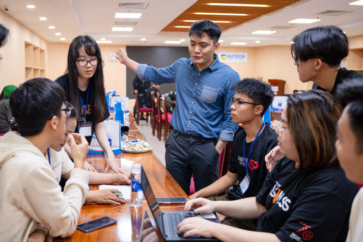 Exploring to empathize: 13WIN13 and SP students engage with communities through LeX 2025 189