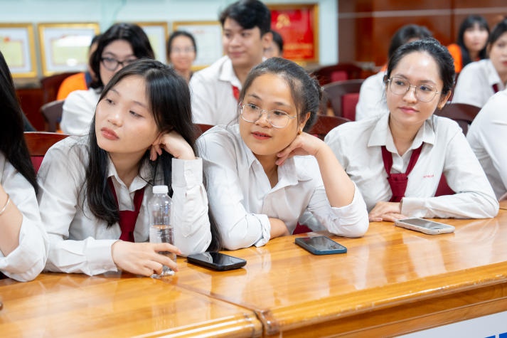 13WIN13 Students Discover Multinational Cultures with Expert from the Philippines 41