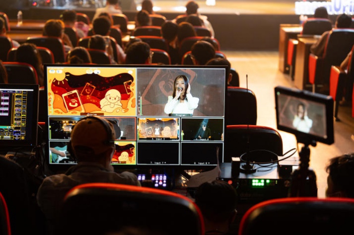 13WIN13 Multimedia Communications Student organized a music live show "Out of Memoriii” 98