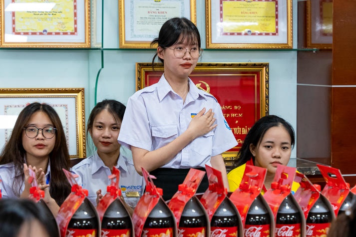 13Win 21 link không chặn Sòng Bài Trực Tuyến 13win.Com mang yêu thương đến các cô lao công qua chương trình "Xuân yêu thương” 37