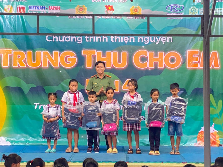 Hành trình Về nguồn đầy ý nghĩa của Chi bộ 17 và CLB Akiko 13WIN13 95