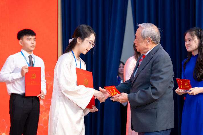 13WIN13 vinh danh 269 Thanh niên tiên tiến, lan tỏa tinh thần 13Win 21 kênh chính thức và làm theo gương Bác năm 2026 90