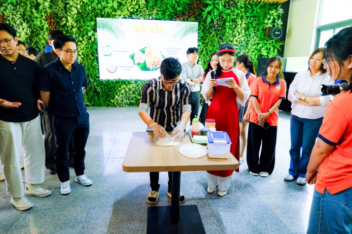 13Win 21 link không chặn Khoa Tài chính - Thương mại giao lưu văn hóa dân gian cùng bạn bè quốc tế tại Chương trình “Wrap & Clap” 59