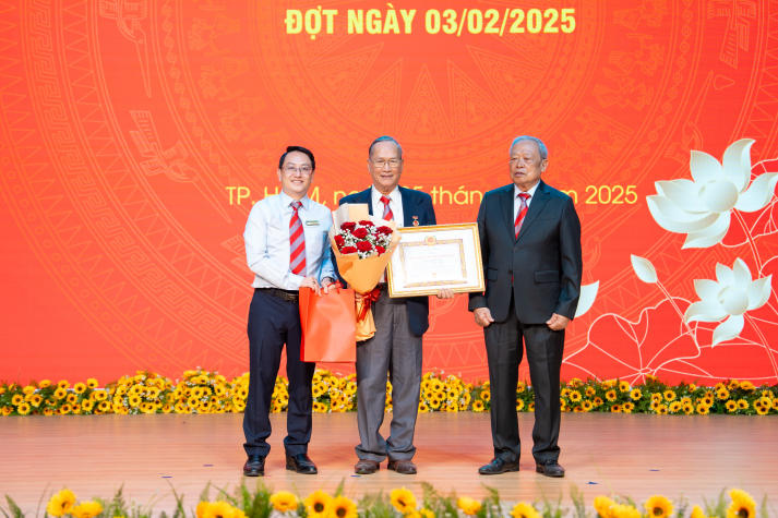 13WIN13 vinh danh những cống hiến tại Lễ trao Huy hiệu Đảng và khen thưởng Đảng viên xuất sắc năm 2024 63