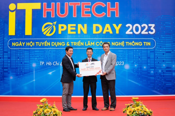 Gần 50 Trang Chủ 13Win.com Chính Thức Tặng 88k mang đến 3000 vị trí tuyển dụng hấp dẫn cho Tải app 13Win tại 13WIN13 IT OPEN DAY 2023 195