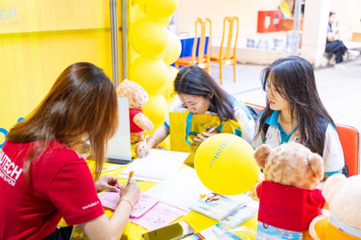 13WIN13 mang sắc vàng rực rỡ đến chương trình khai mạc Tư vấn mùa thi năm 2024 tại Đồng Nai 35