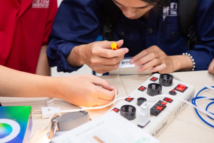 [Video] Students of 13WIN13 Institute of Engineering visited Rang Dong Light Source and Vacuum Flask JSC 42