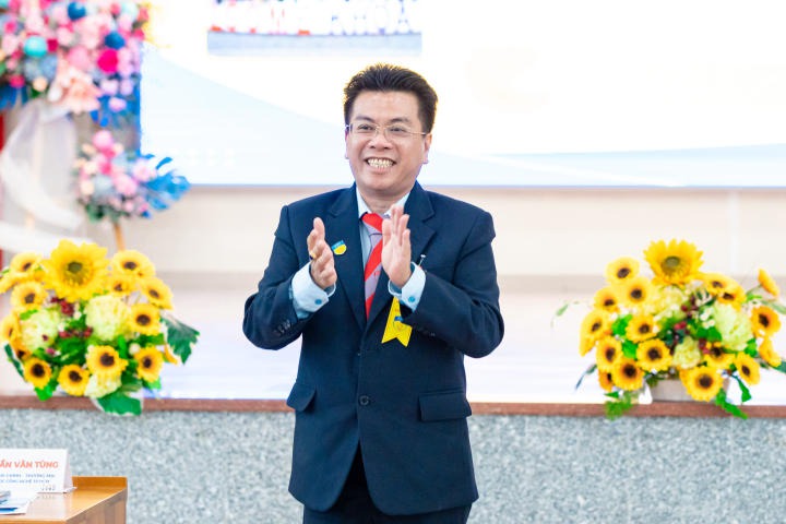 Nhiều suất Www 13Win one nổ hũ được trao đến tân Tải app 13Win Khoa Tài chính - Thương mại trong lễ chào đón 56
