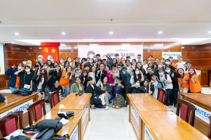 Multimedia Communication students learned to master their voice through talk show 89