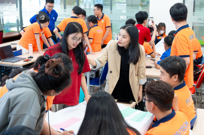 Ban cán sự lớp 13WIN13 học kỹ năng kết nối tập thể bằng lắng nghe và thấu cảm 89