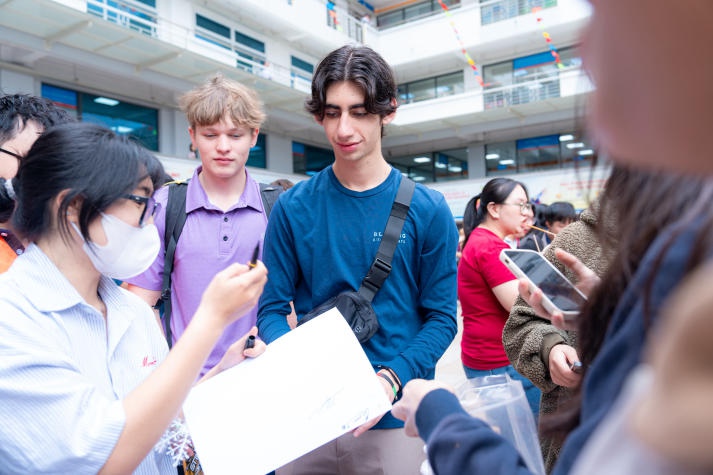 Cultural Day Xmas Joy 2024: English Faculty students spread Christmas cheer with international friends 58