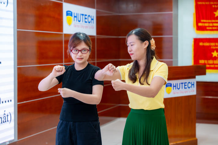 [Ảnh] Bế giảng lớp học Thủ ngữ: Khi những đôi tay biết nói kể câu chuyện của sự thấu hiểu 23
