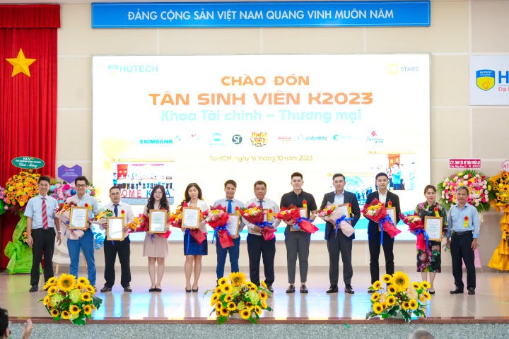 Nhiều suất Www 13Win one nổ hũ được trao đến tân Tải app 13Win Khoa Tài chính - Thương mại trong lễ chào đón 145