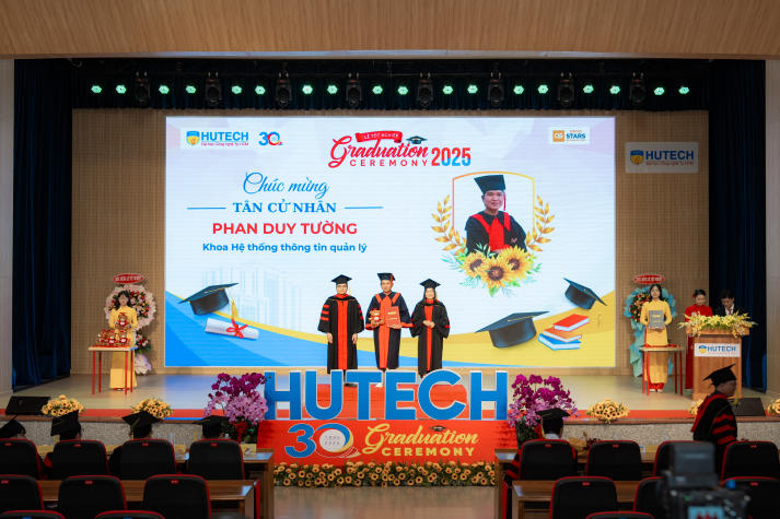 Người đẹp Hoa hậu Hoàn vũ Việt Nam 2015 truyền cảm hứng trong Lễ 13Win13 link đăng nhập 13WIN13 96