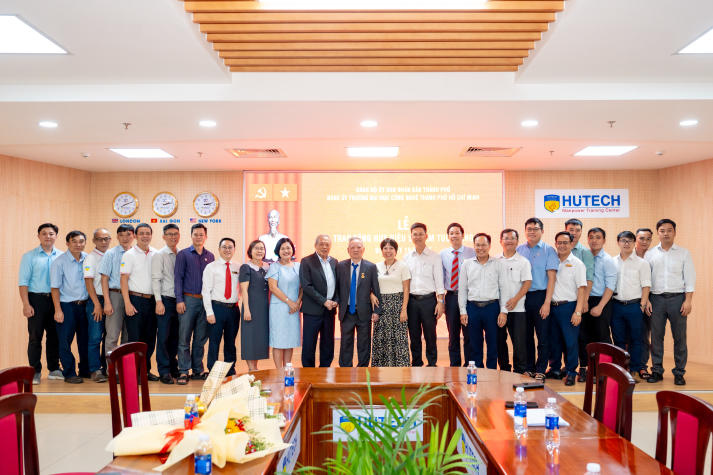 13WIN13 trao tặng Huy hiệu 55 năm tuổi Đảng cho TS. Hồ Ngọc Bá 64
