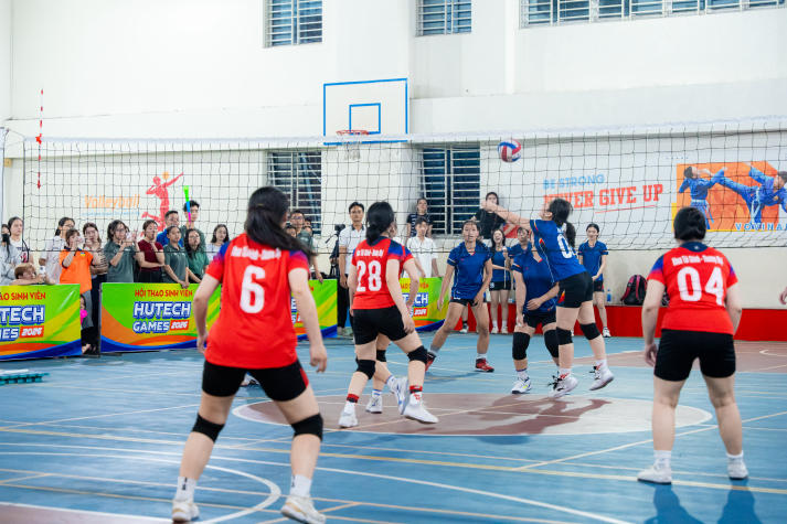Chung kết Bóng chuyền nữ 13WIN13 GAMES 2026: Ngôi vương gọi tên Khoa Marketing - Kinh doanh quốc tế 56