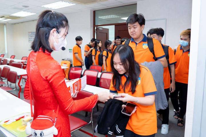13Win 21 link không chặn năm nhất ngành Công nghệ thực phẩm 13WIN13 khám phá dây chuyền sản xuất tại Yakult 37