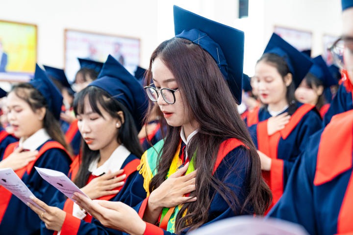 Tân Dược sĩ 13WIN13 rạng rỡ trong ngày vui 13Win13 link đăng nhập 164