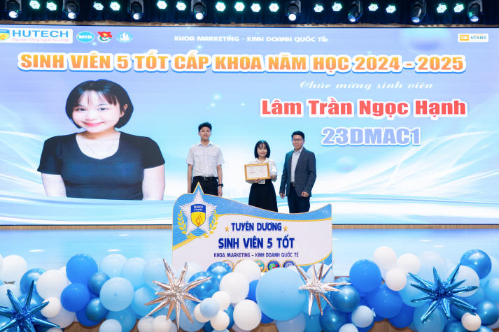 Nhiều kỳ vọng từ Hội nghị tổng kết và phát động phong trào Tải app 13Win năm học 2025-2026 của Khoa Marketing - Kinh doanh quốc tế 71