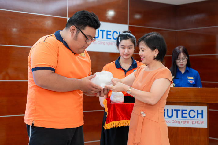 Khoa Quản trị 13Win002 Truy cập link - Nhà hàng - Khách sạn khởi động công trình nuôi heo đất “Chạm yêu thương”, lan tỏa tinh thần sẻ chia 51